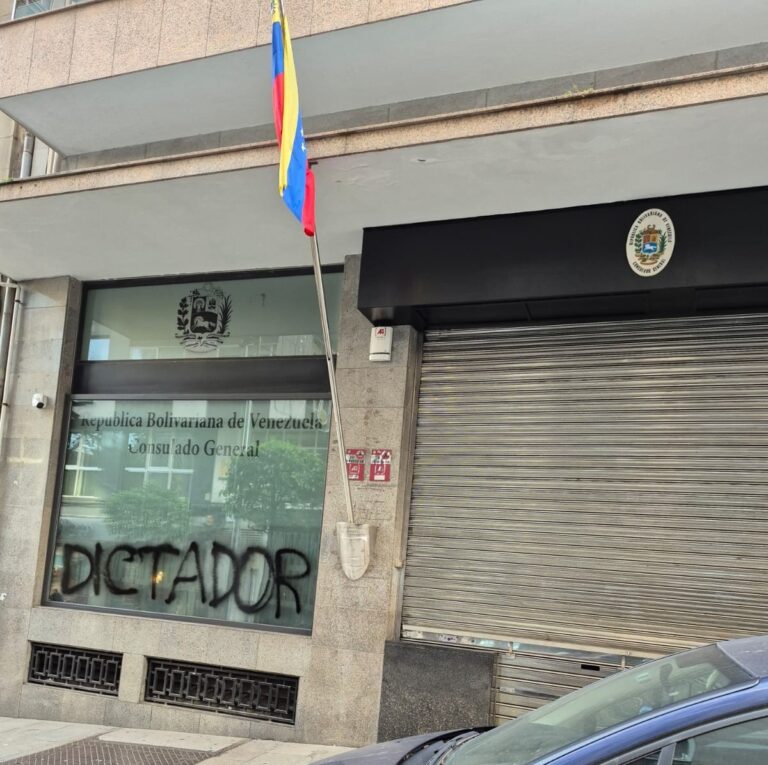 Aparece una pintada con el mensaje «dictador» en el Consulado de Venezuela en Vigo