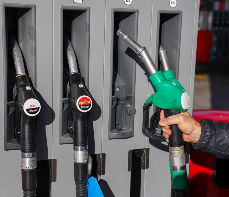 El precio de los carburantes suma su tercera semana de alzas y escala a nuevos máximos desde agosto