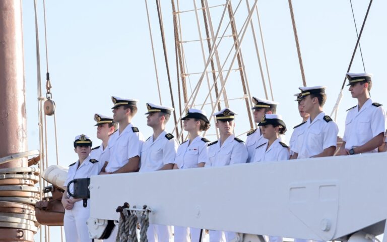 La princesa Leonor atraca en Tenerife a bordo del ‘Elcano’: casi 250 tripulantes, formación y maniobras hasta julio