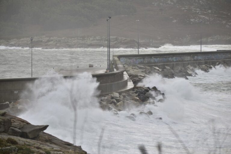 La llegada de la borrasca ‘Herminia’ activa la alerta roja en el litoral gallego