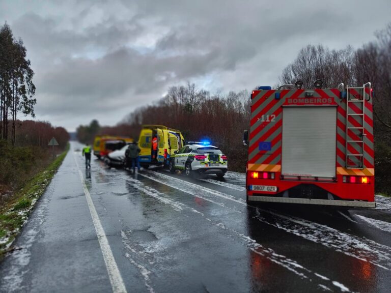 Fallece una persona y otras cuatro resultan heridas tras una colisión entre dos vehículos en Xermade (Lugo)