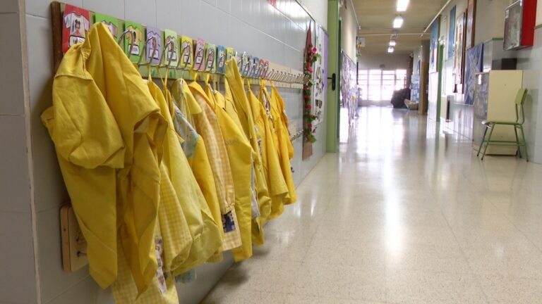 Comprensión entre padres y docentes por la suspensión de las clases en A Mariña: «Mejor prevenir que no lamentar»