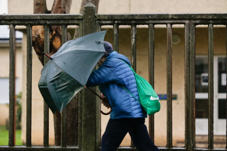 La borrasca ‘Ivo’ deja ya más de 200 incidencias en sus primeras horas en Galicia, con varios accidentes por granizadas