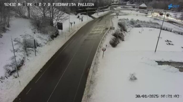 Cerrado el paso a camiones en la LU-633 en Pedrafita (Lugo) por nieve, y la N-6 y A-6 son transitables con precaución
