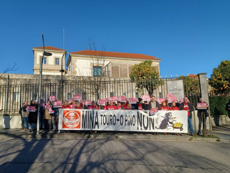 Colectivos contrarios a la mina de Touro exigen ante la Xunta primar lo que «siente la gente» al «dinero rápido»