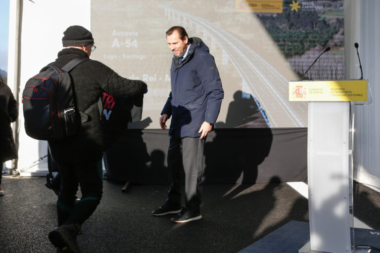 Entregan al ministro Óscar Puente una camiseta de ‘Altri non’ en la inauguración de un tramo de la autovía Santiago-Lugo