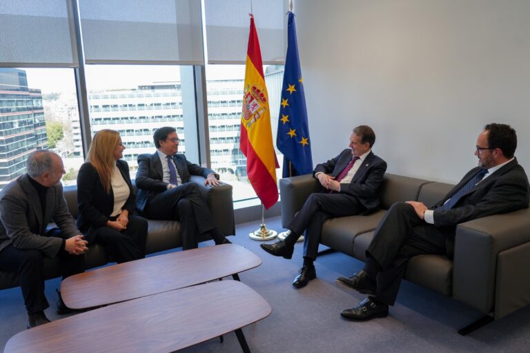 Digital.-Caballero se reúne con el ministro Óscar López, que traslada «todo su apoyo» a la fábrica de microchips de Vigo