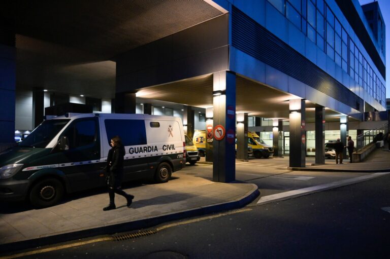 AM2.-Un paciente agrede con un arma blanca a un enfermero y un guardia de seguridad en el complejo hospitalario coruñés