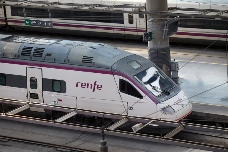 Una incidencia técnica en un tren que cubre la ruta Vigo-A Coruña provoca un retraso de 50 minutos