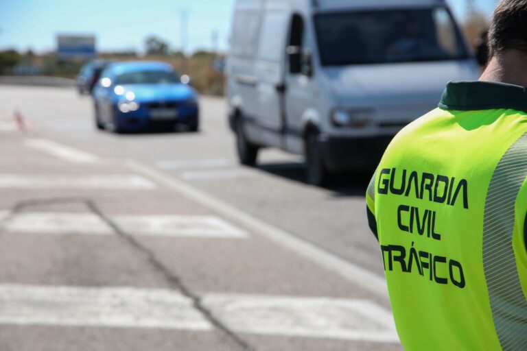 La Guardia Civil de A Coruña investiga a un hombre que fue interceptado cinco veces mientras conducía sin carné