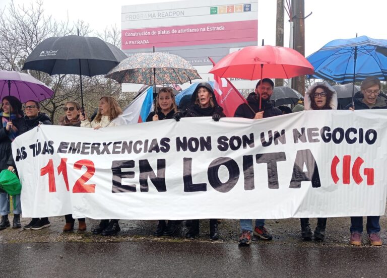 Trabajadores del 112 se concentran en A Estrada (Pontevedra) para reclamar la gestión pública del servicio