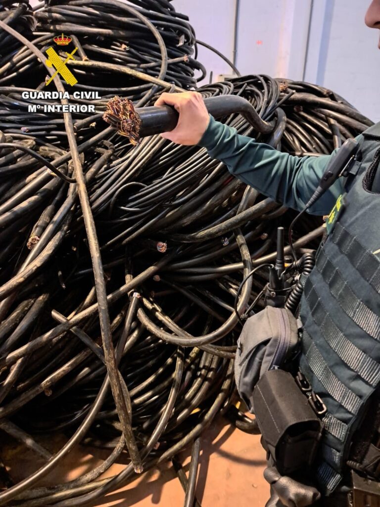 Tres detenidos por la venta de ocho toneladas de cable de cobre telefónico en chatarrerías de A Coruña y Asturias