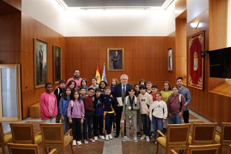 El Parlamento y la Xunta reciben las visitas escolares participantes en el programa ‘Coñece as túas institucións’