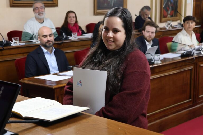 El pleno de Lugo nombra hijo adoptivo a Rafael Vega y a Alonso Montero, quien recibe el voto en contra del BNG