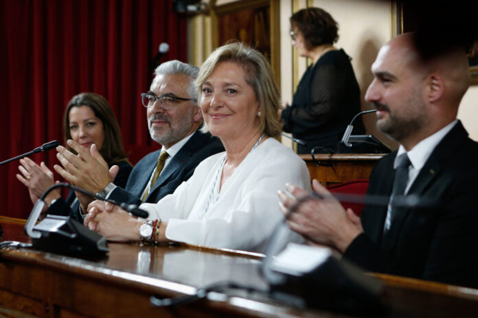 Archivo - La hasta ahora concejala de Urbanismo en el Ayuntamiento de Lugo, Paula Alvarellos (c), durante la toma de posesión de su nuevo cargo como alcaldesa de Lugo, a 18 de enero de 2024, en Lugo, Galicia (España). Alvarellos inicia su carrera política. Carlos Castro - Europa Press - Archivo
