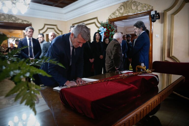 Un flujo constante personas despide a la alcaldesa Paula Alvarellos y firma en el libro de condolencias