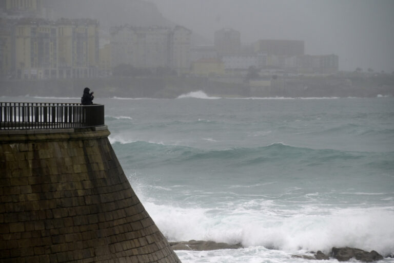 La Xunta amplía al noroeste de A Coruña la alerta naranja por temporal costero