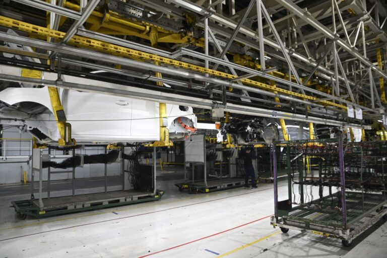 Stellantis parará producción en Canadá y México por aranceles y recortará 900 empleos en EE.UU.