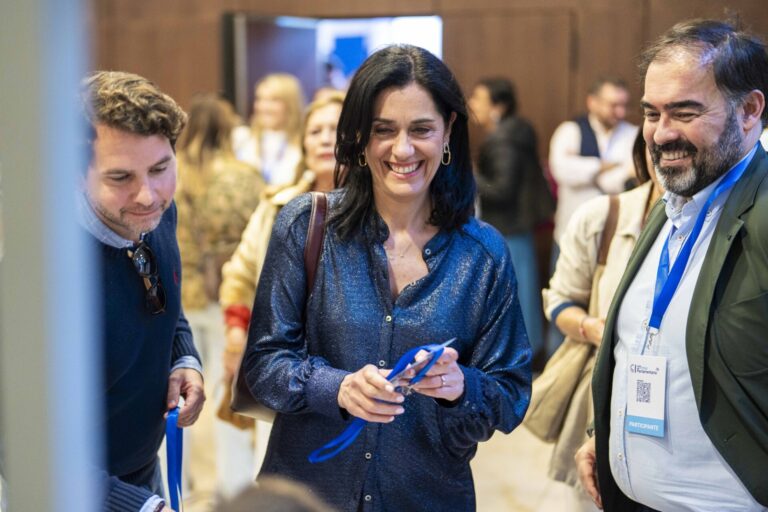 El PPdeG pone de ejemplo en Sevilla la «política que sirve» de Galicia como «un espejo» para el Gobierno central