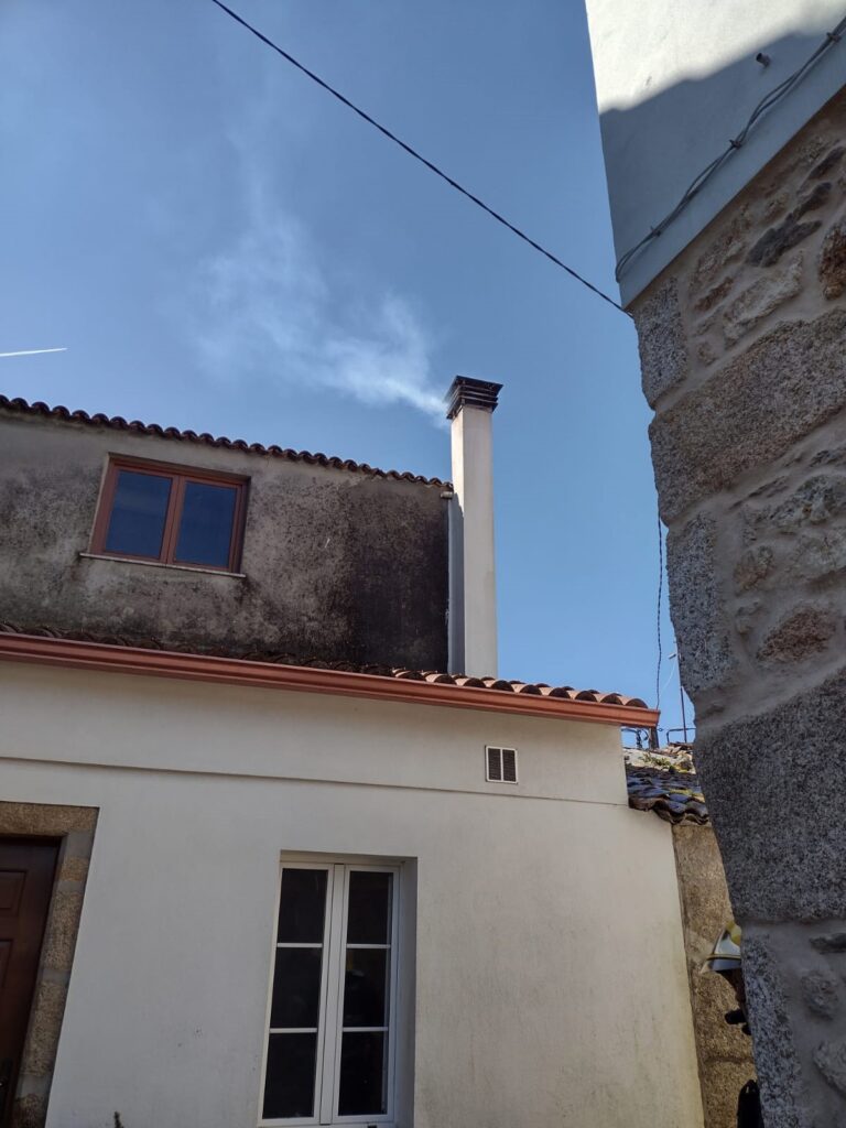 Extinguen un incendio en una chimenea en Boiro (A Coruña)