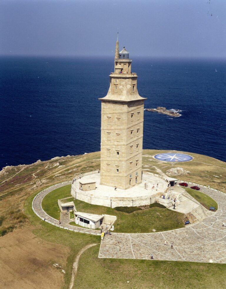 La búsqueda del hombre desaparecido en las inmediaciones de la Torre de Hércules se retoma este miércoles