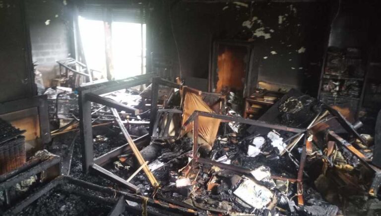 Rescatan, con ayuda de una empresa eléctrica, a dos personas atrapadas en una vivienda que se incendió en Vigo