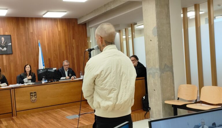 Acusado de agredir sexualmente a un varón en un parking de Vigo asegura que solo le quitó el móvil «inconscientemente»