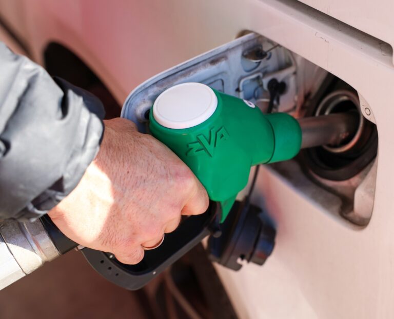 Investigan a un vecino de Tui por usurpar identidades con líneas de móvil para utilizarlas en la app de su gasolinera