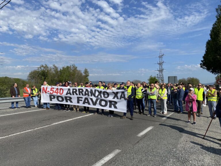 Unas 200 personas cortan la N-540, en Chantada (Lugo), para reclamar su arreglo inmediato