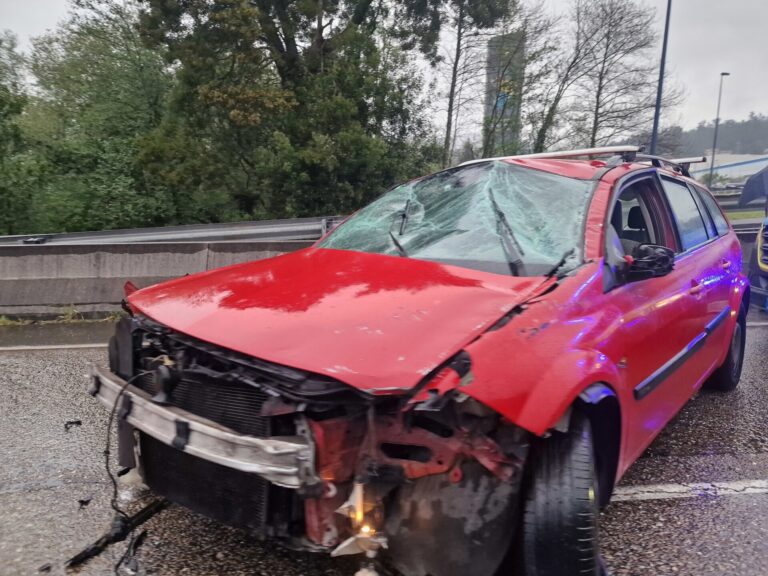 Un aparatoso accidente en la avenida Clara Campoamor de Vigo provoca tráfico lento en la zona