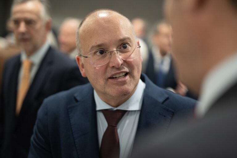 Tellado acusa a Sánchez de irse a China para no dar cuenta de la «corrupción que rodea al Gobierno» y pide elecciones