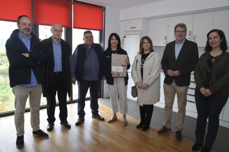 La Xunta formaliza tres nuevos contratos de alquiler accesible en Allariz (Ourense)