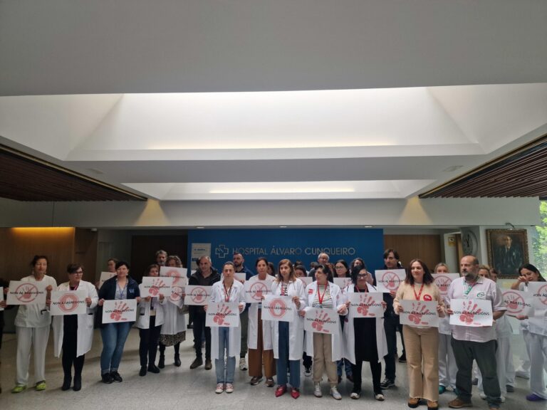 Personal se concentra ante el Álvaro Cunqueiro para denunciar el aumento de agresiones a sanitarios tras un nuevo caso