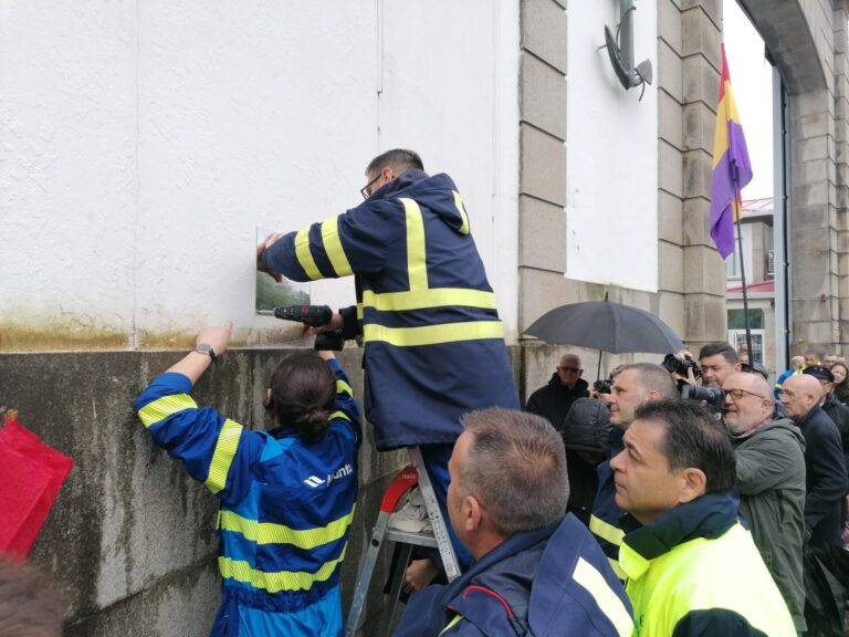 El comité de Navantia Ferrol coloca una placa en recuerdo de trabajadores asesinados en la Guerra Civil y la dictadura