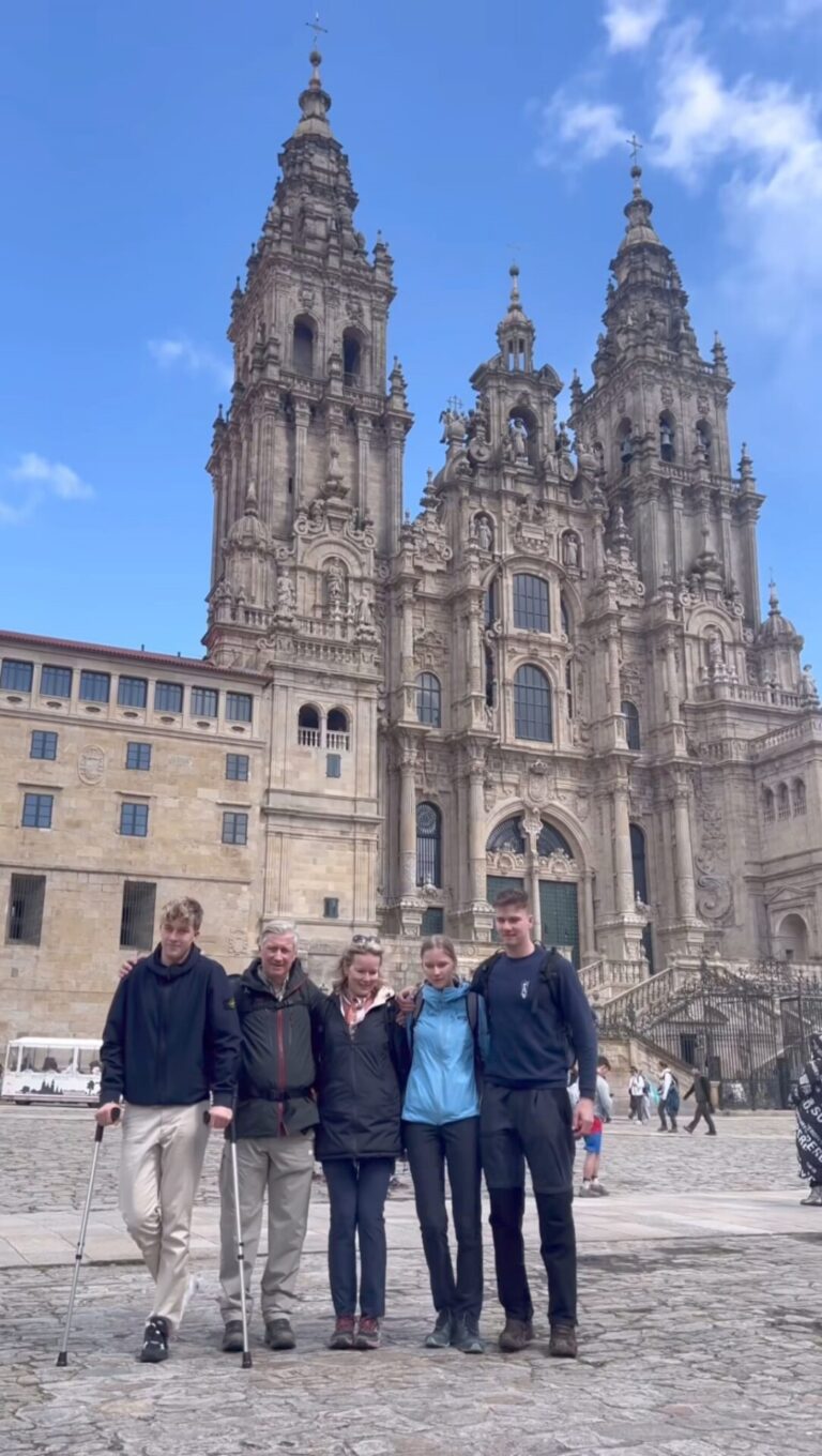 Los reyes de Bélgica y sus hijos completan el Camino de Santiago ocho años después de iniciarlo