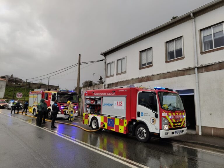 Extinguen un incendio en el bajo de una vivienda en Sanxenxo (Pontevedra)