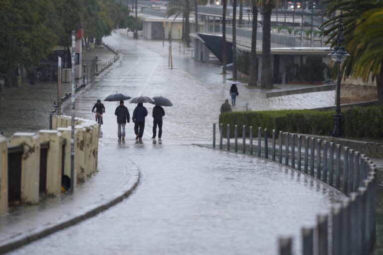 La semana empieza con lluvia y granizo en Península y Baleares hasta el miércoles, cuando subirán las temperaturas
