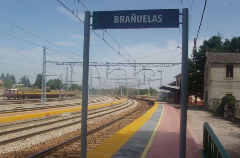 Transportes avanza en renovar la línea de tren León-A Coruña y adjudica por 3,8 millones el proyecto de León-La Granja