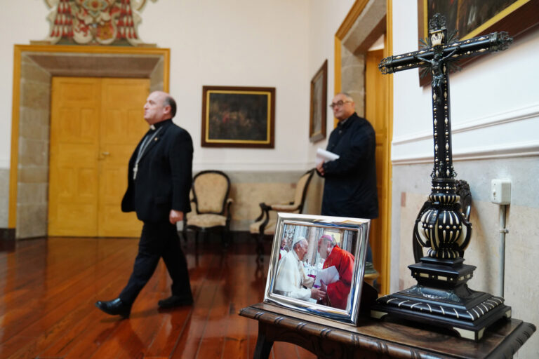 Papa.- El arzobispo de Santiago ensalza al Papa Francisco por «buscar en el corazón de la humanidad» y «tender puentes»