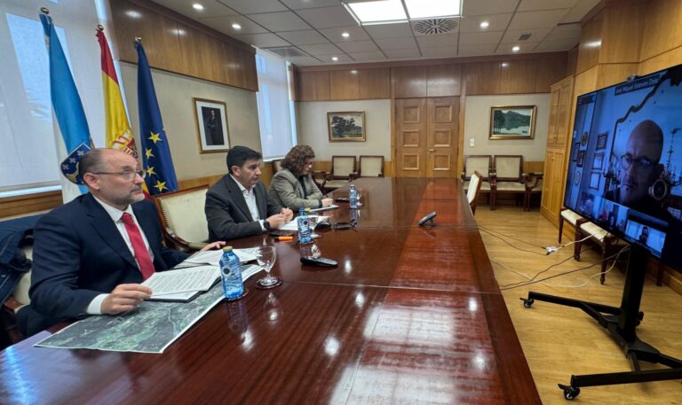 El delegado del Gobierno aborda el traspaso a la Xunta de competencias de la gestión del litoral, efectivo en julio