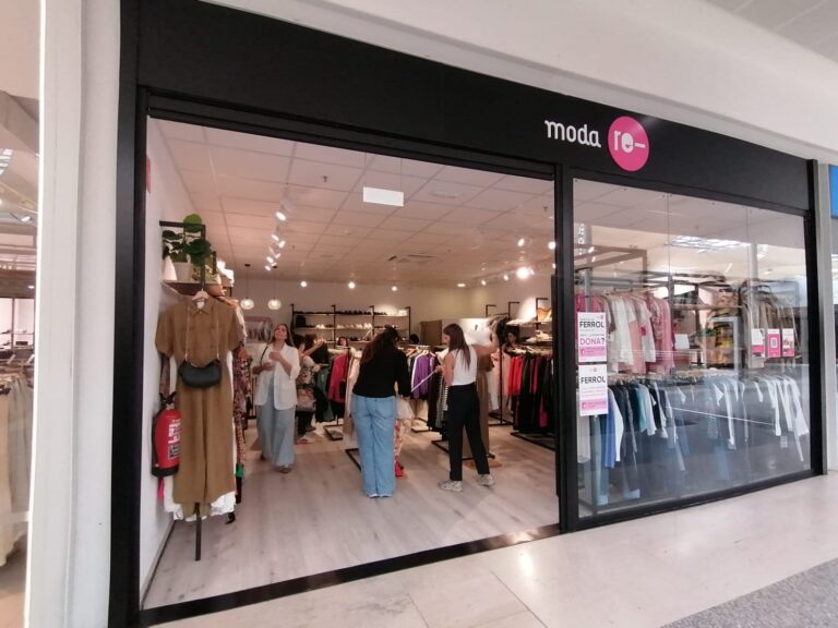 Moda re-, de Cáritas, inaugura una tienda en Narón (A Coruña) con el foco puesto en el empleo social y la sostenibilidad