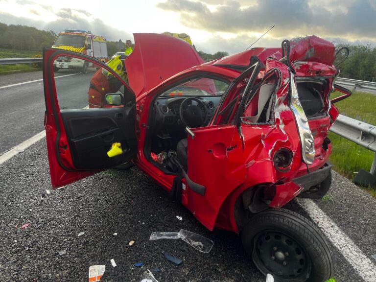 Herida grave una mujer tras colisionar con su vehículo contra un camión en Trasmirás (Ourense)