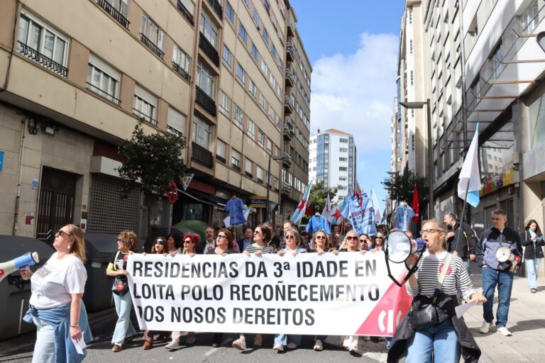 Trabajadoras de residencias privadas claman en Santiago por un convenio «digno»: «¡Menos discursos y más recursos!»