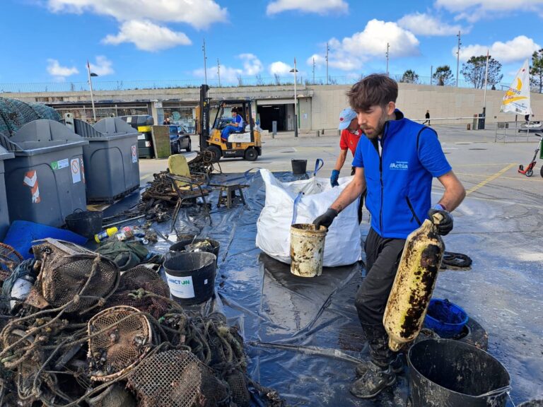 Retiran más de una tonelada de basura marina de los fondos del puerto de Sanxenxo (Pontevedra)