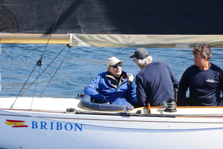 Vídeo.- Juan Carlos I abandona Sanxenxo tras pasar cinco días, salir a navegar y recibir la visita de su hija Elena