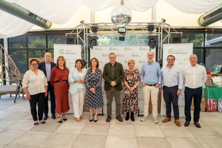 Gómez Caamaño destaca el papel de la Asociación Española Contra el Cáncer del Val Miñor en el cuidado de los pacientes