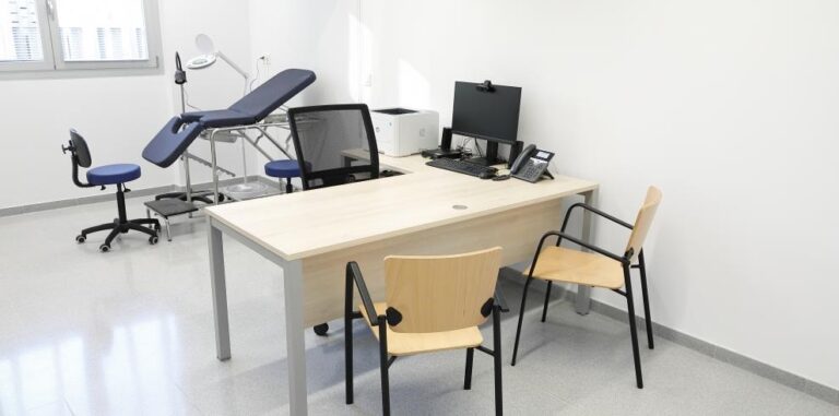 Colexios Médicos critican el plan de cirugía menor en Atención Primaria de la Xunta y piden más recursos