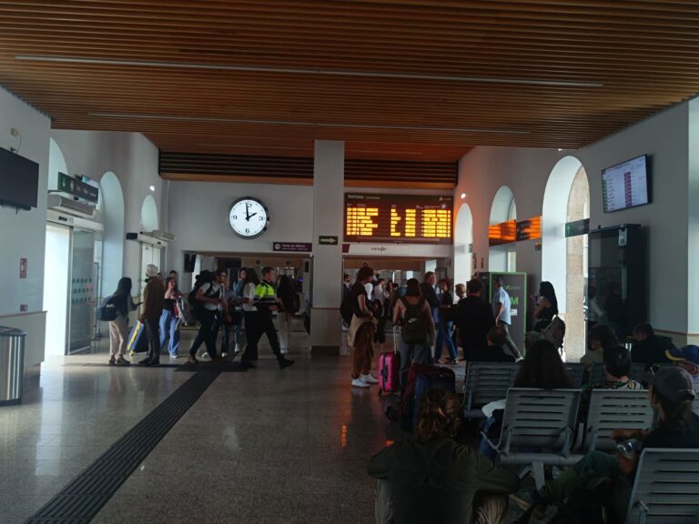 Apagón.- Incertidumbre y quejas por la “falta de alternativas” entre los usuarios de trenes: “No sabemos qué hacer”