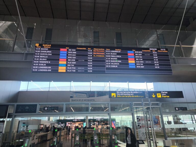 Calma contenida en los aeropuertos gallegos, que operan con relativa normalidad con generadores