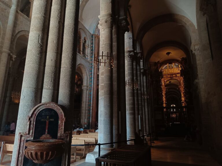 La catedral de Santiago se apoya “por el momento” en un generador eléctrico para evitar su cierre por el apagón